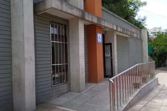 市住建局城市运行中心完善城区公共卫生间无障碍设施，提升环卫服务水平